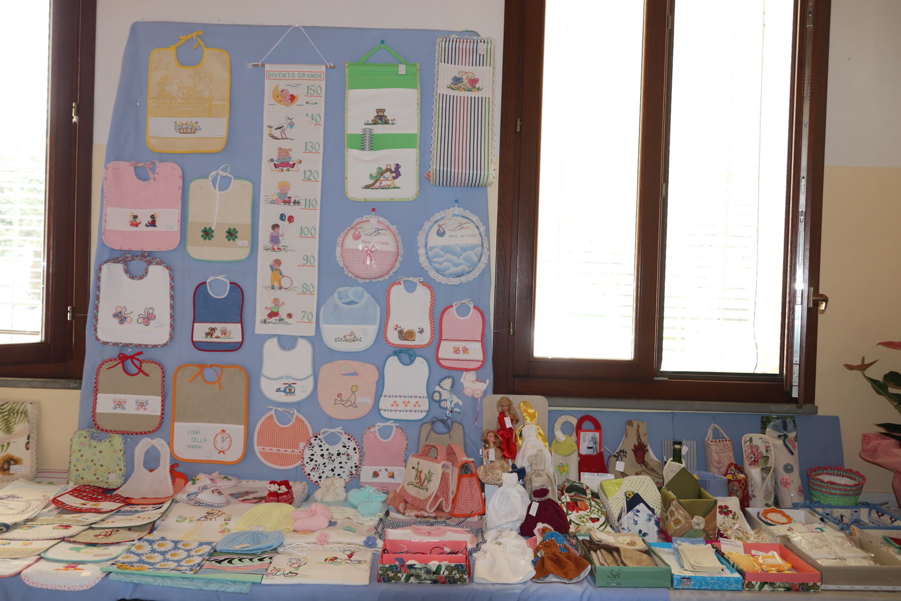 Lavori artigianali esposti al Mercatino di Manufatti Paesani